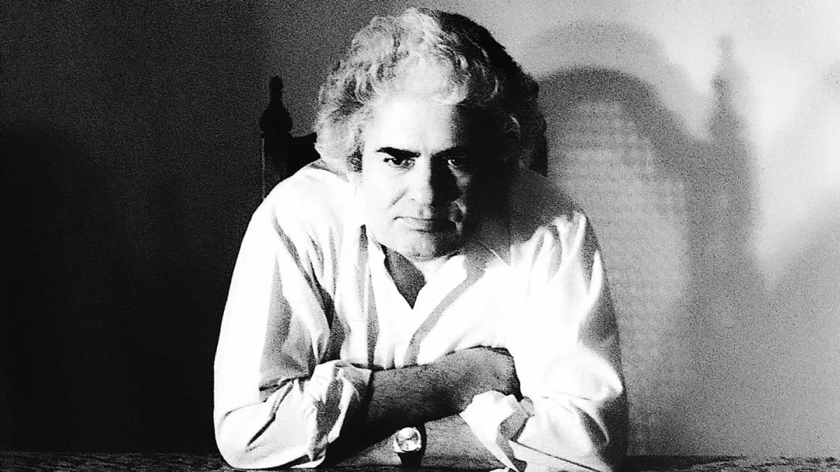 من ز دنیا، تو را برگزیدم
رنج بی حد بپایت کشیدم

تا شود سبز، باغ امیدم
جان ز تن رفت و نیرو ز پایم

احمد شاملو؛