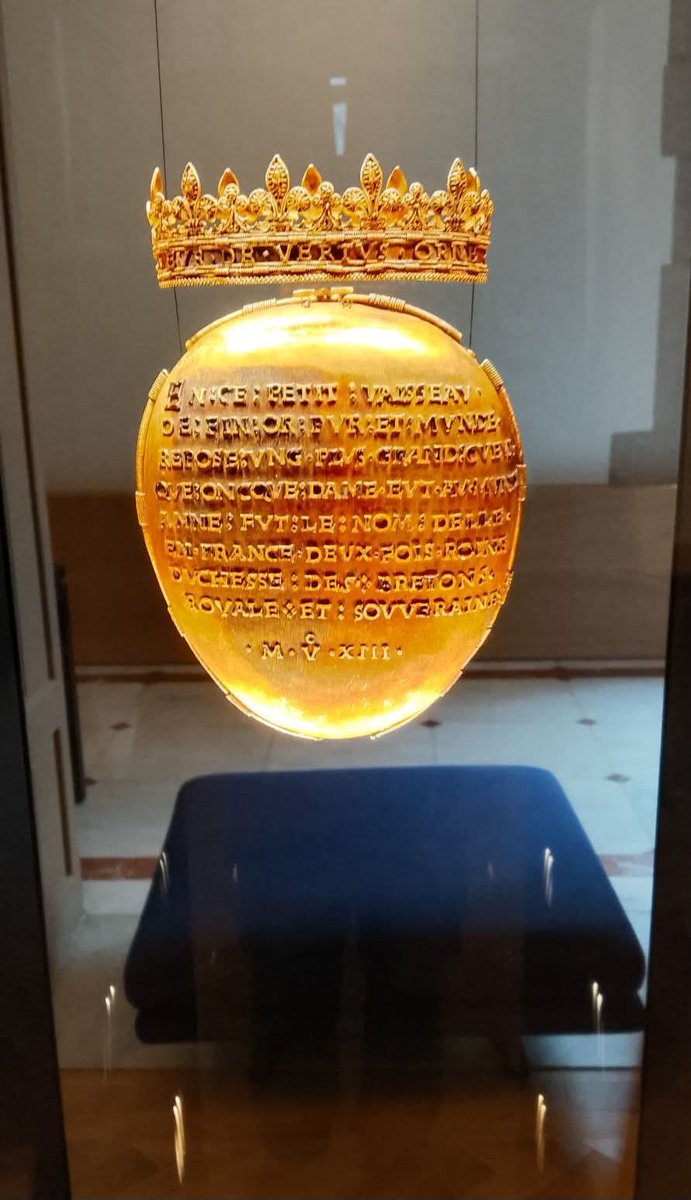 Yann2229354456's tweet image. Si vous visitez #Nantes/Naoned, l'une des capitales de la #Bretagne, passez faire un tour au musée Dobrée. Vous pourrez y admirer une de ses pièces emblématiques : le magnifique écrin funéraire en or du cœur d'Anne de Bretagne, fière nantaise et Duchesse de Bretagne
#44bzh