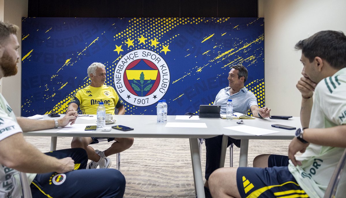 Fenerbahce's tweet image. Başkanımız Ali Y. Koç, Teknik Direktörümüz José Mourinho, Futbol Direktörümüz Devin Özek ve Futbol Koordinatörümüz Berke Çelebi transfer süreçlerine ilişkin değerlendirme toplantısı kapsamında Portekiz’de bir araya geldi.