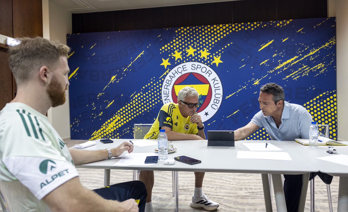 Fenerbahce's tweet image. Başkanımız Ali Y. Koç, Teknik Direktörümüz José Mourinho, Futbol Direktörümüz Devin Özek ve Futbol Koordinatörümüz Berke Çelebi transfer süreçlerine ilişkin değerlendirme toplantısı kapsamında Portekiz’de bir araya geldi.