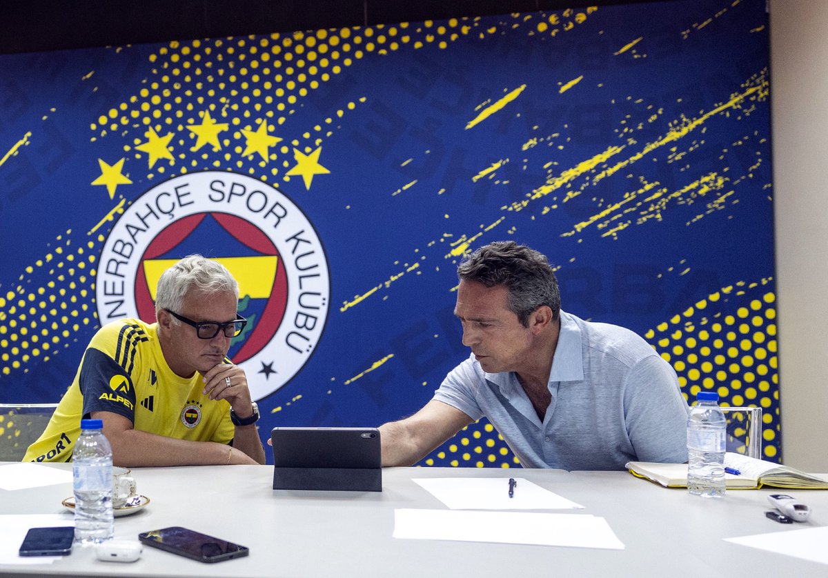 Fenerbahce's tweet image. Başkanımız Ali Y. Koç, Teknik Direktörümüz José Mourinho, Futbol Direktörümüz Devin Özek ve Futbol Koordinatörümüz Berke Çelebi transfer süreçlerine ilişkin değerlendirme toplantısı kapsamında Portekiz’de bir araya geldi.