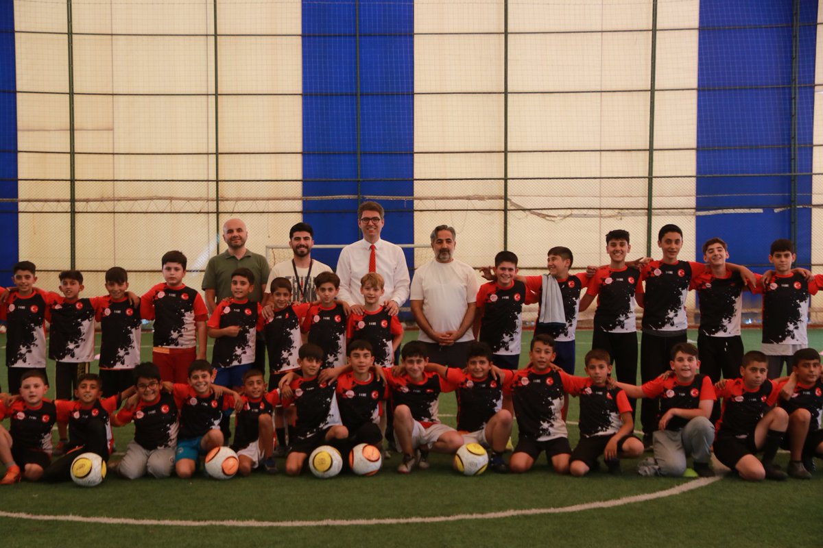 erciskaymakamlk's tweet photo. 📍 Yaz Spor Okulları Ziyareti

Kaymakamımız Sn. Murat KARALOĞLU, Futbol kursunu ziyaret ederek öğrencilerle bir araya gelerek forma hediye etti.
Ziyarete Gençlik ve Spor İlçe Müdürü Harun YAŞAR ile KYK Müdür V. Hamdullah BATUR da eşlik etti. ⚽👟 

@karaloglu_murat
#erciş https://t.co/liXmOl70of