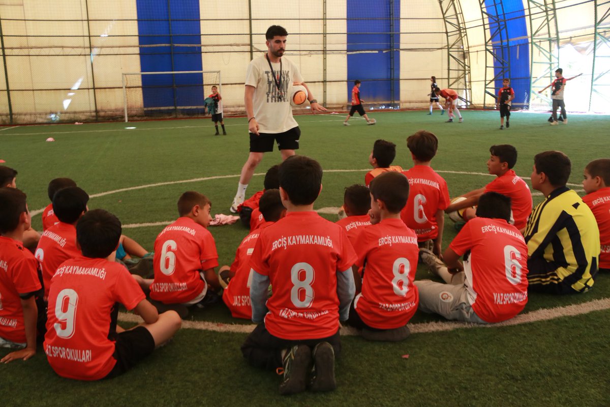 Erciş Kaymakamlığı (@erciskaymakamlk) on Twitter photo 📍 Yaz Spor Okulları Ziyareti
Kaymakamımız Sn. Murat KARALOĞLU, Futbol kursunu ziyaret ederek öğrencilerle bir araya gelerek forma hediye etti.
Ziyarete Gençlik ve Spor İlçe Müdürü Harun YAŞAR ile KYK Müdür V. Hamdullah BATUR da eşlik etti. ⚽👟
<a href="/karaloglu_murat/">Murat KARALOĞLU</a>
#erciş 📍 Yaz Spor Okulları Ziyareti
Kaymakamımız Sn. Murat KARALOĞLU, Futbol kursunu ziyaret ederek öğrencilerle bir araya gelerek forma hediye etti.
Ziyarete Gençlik ve Spor İlçe Müdürü Harun YAŞAR ile KYK Müdür V. Hamdullah BATUR da eşlik etti. ⚽👟
<a href="/karaloglu_murat/">Murat KARALOĞLU</a>
#erciş