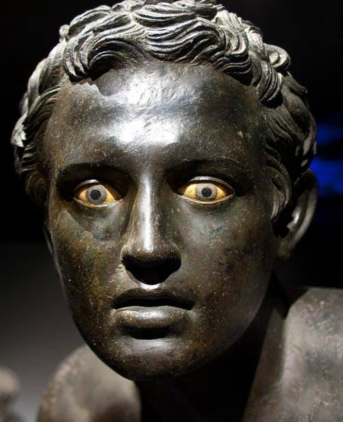 ItalyGroupTours's tweet image. In Herculaneum’s Villa dei Papiri, a striking nude male figure stands beside its twin in the grand peristyle,  a Roman copy of a Greek sculpture from the 4th–3rd century BCE, celebrating athletic glory.

#VillaDeiPapiri #AncientArt #Herculaneum #GreekSculpture #ArchaeologyMagic