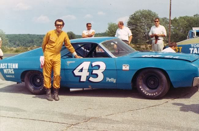 GoodSeatsStill's tweet image. 🏁 This week: the rivalry that helped defined modern-day NASCAR - with motorsports writer & "Petty vs. Pearson" author Mike Hembree; NOW wherever you pod, YouTube or tinyurl.com/3k3abymu #GoodSeats 🏁
