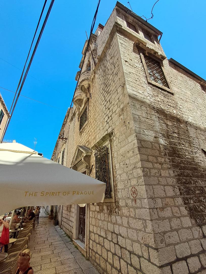 VjeranKursar's tweet image. Saborna crkva Uspenja Presvete Bogorodice (1810) u povijesnom centru Šibenika. Od štekata i suncobrana kafića prilaz crkvi je otežan, a ona se gotovo i ne vidi sa prednje strane, iako je na listi zaštićene baštine Ministarstva kulture Republike Hrvatske. Turizmom kontra kulture.