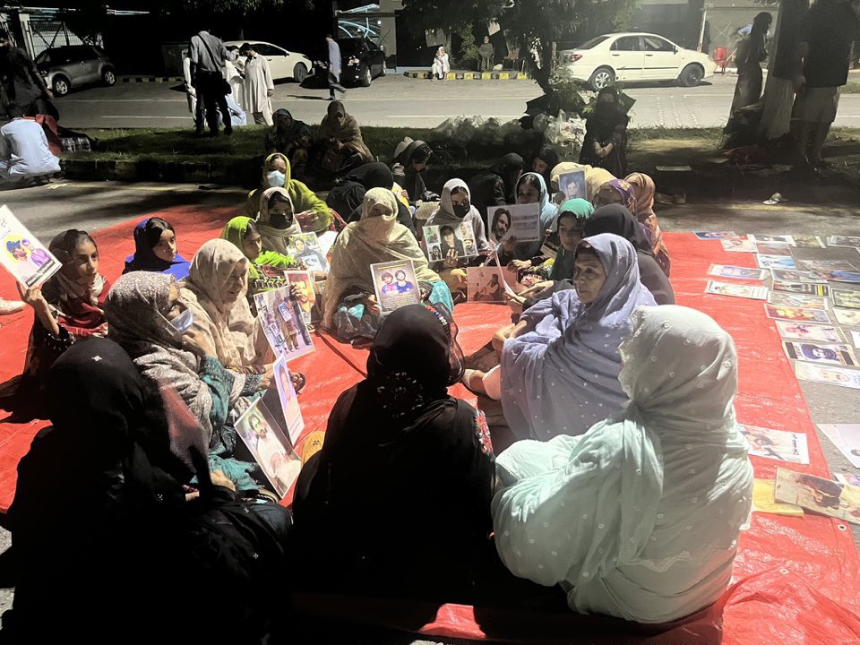 ShafiqAhmadAdv3's tweet image. مریم نواز والی نوٹنکی اب PTI کی خواتین نے شروع کردی ہے اور بلوچ لاپتہ افراد کے احتجاج میں سکورنگ کے لئے پہنچ گئی ہیں البتہ کبھی اپنی پختونخواہ صوبائی حکومت سے نہیں پوچھا کہ ملک نصیر کوکی خیل،عبدالصمد لالہ سمیت سینکڑوں PTM کارکنوں پر جعلی بےبنیاد مقدمات کیوں بنائے اور گرفتار کیا؟