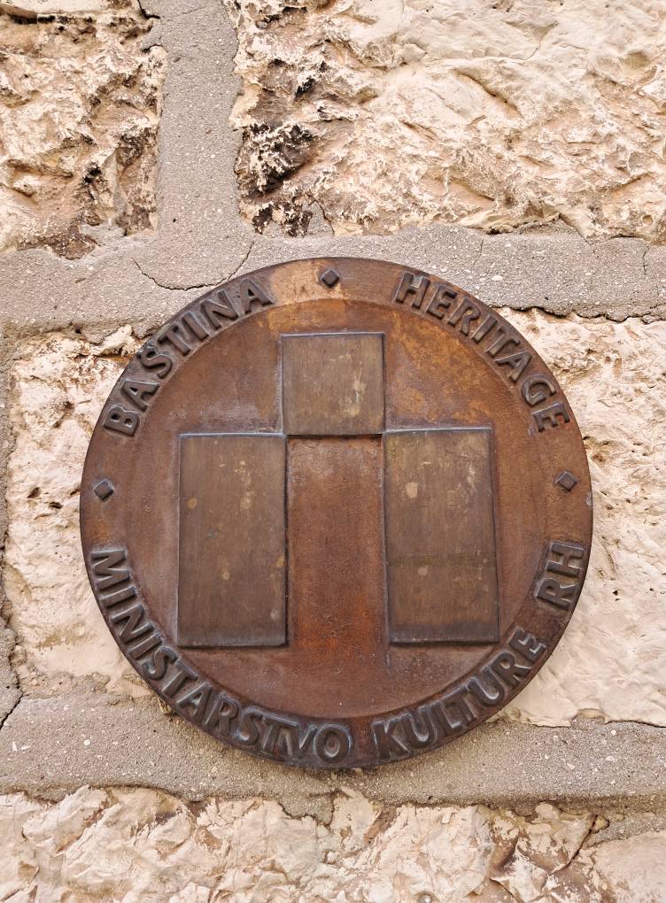 VjeranKursar's tweet image. Saborna crkva Uspenja Presvete Bogorodice (1810) u povijesnom centru Šibenika. Od štekata i suncobrana kafića prilaz crkvi je otežan, a ona se gotovo i ne vidi sa prednje strane, iako je na listi zaštićene baštine Ministarstva kulture Republike Hrvatske. Turizmom kontra kulture.