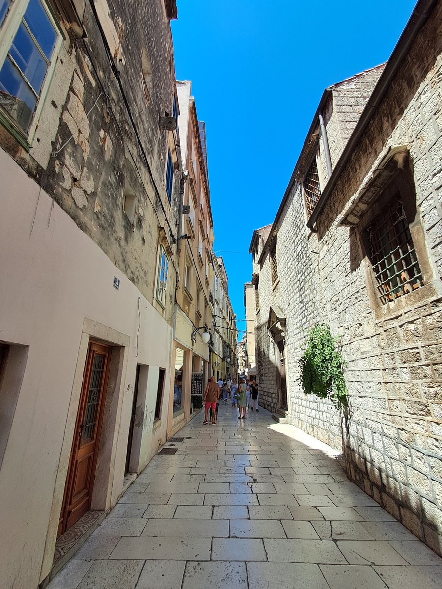 VjeranKursar's tweet image. Saborna crkva Uspenja Presvete Bogorodice (1810) u povijesnom centru Šibenika. Od štekata i suncobrana kafića prilaz crkvi je otežan, a ona se gotovo i ne vidi sa prednje strane, iako je na listi zaštićene baštine Ministarstva kulture Republike Hrvatske. Turizmom kontra kulture.