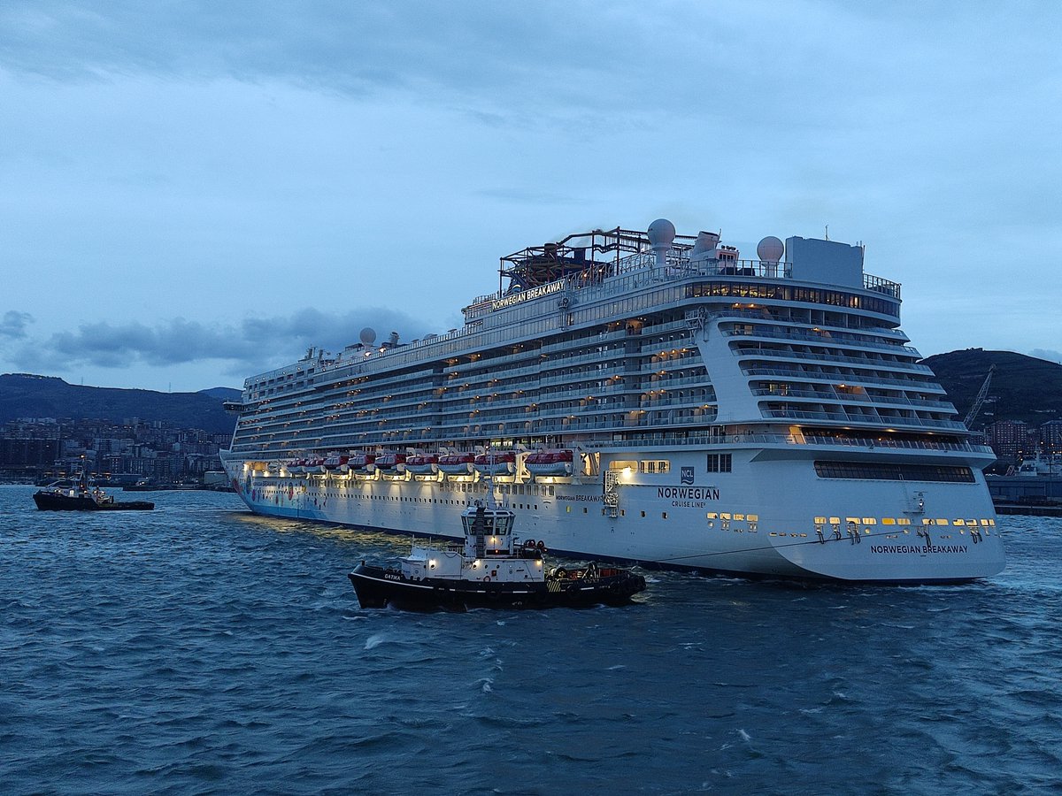 📸 Babes saileko gure lankide Aitor Alvarezek ia 4.000 bidaiari ekarri zituen Norwegian Breakaway gurutzaontziaren etorreraren irudi ikusgarri hau oparitu digu. Eskerrik asko, Aitor! ⚓👏

Eskertu nahi diegu operatibak arin eta seguru egiteko lan egiten duzuen lankide guztiei,