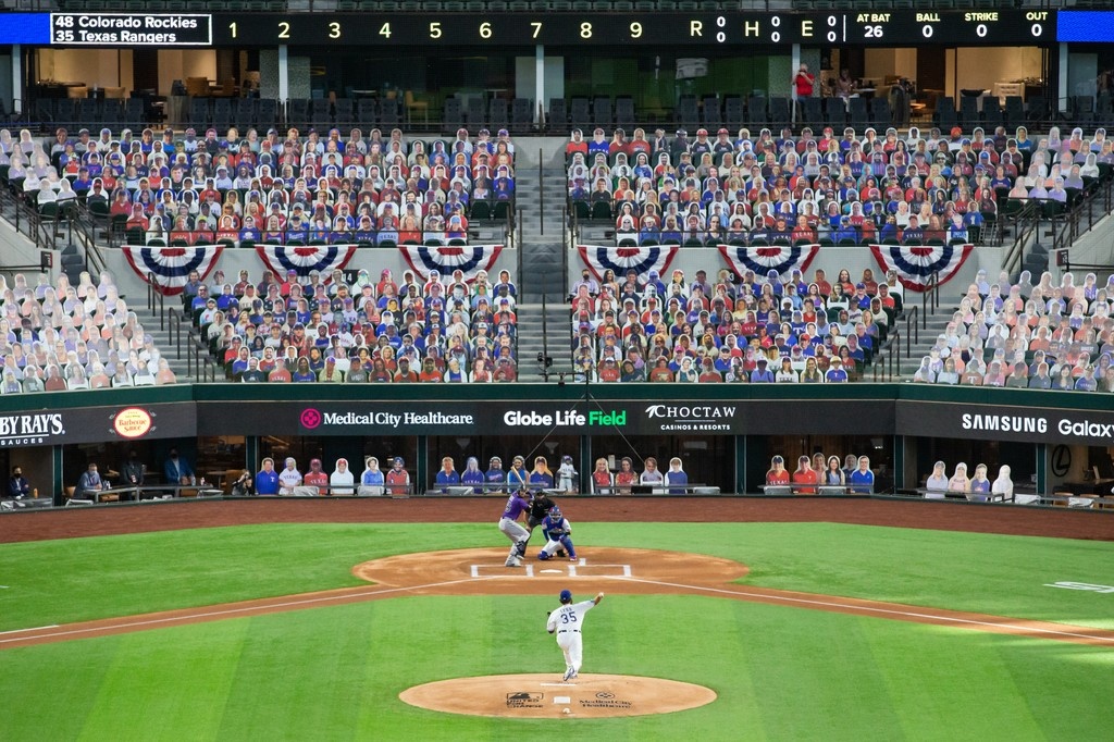 GlobeLifeField's tweet image. THROWBACK THURSDAY 📆
5️⃣ years ago today — July 24, 2020 — Globe Life Field hosted the first MLB game in its history, as the @Rangers took on the Colorado Rockies.
After a tense pitching duel, the Rangers pulled off a 1-0 victory, notching their first-ever win at their new home