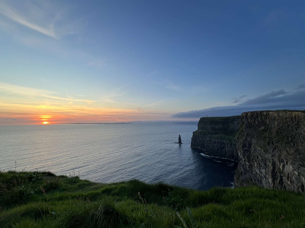DescubreIrlanda's tweet image. ¡Amanecer en la Experiencia de los Acantilados de Moher! 🌅
Comienza tu día con aire fresco del mar, vistas tranquilas de la costa y la primera luz del sol sobre el Atlántico.
Reserva online y ahorra hasta un 45%: go.irlnd.co/s7tdcpwa