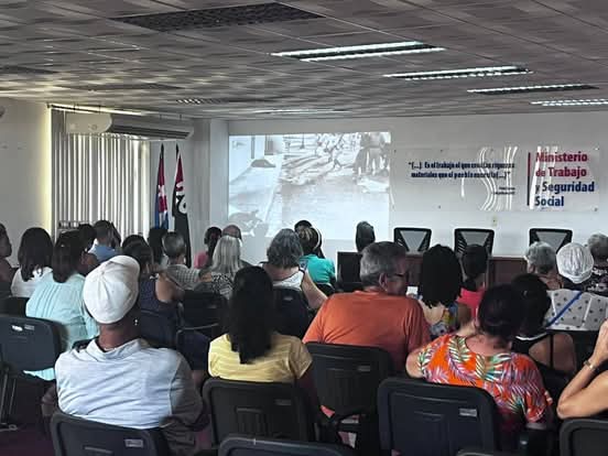 MTSS_CUBA's tweet image. Los trabajadores del #MtssCuba , conmemoran el asalto a los cuarteles Moncada y Carlos Manuel de Céspedes, el 26 de julio de 1953, acción liderada por Fidel y la Generación del Centenario.
Ratifican el compromiso con las politicas laborales y sociales que dirige el organismo.