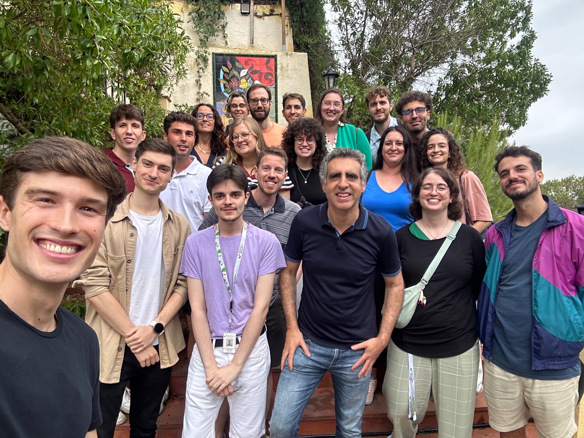 ManelEsteller's tweet image. Pots tenir els millors aparells del mon, però són veritablement les persones amb el seu treball i il·lusió les que fan possible la #recerca. Agraït al meu equip (i convidats extres!) en dinar pre-vacances.