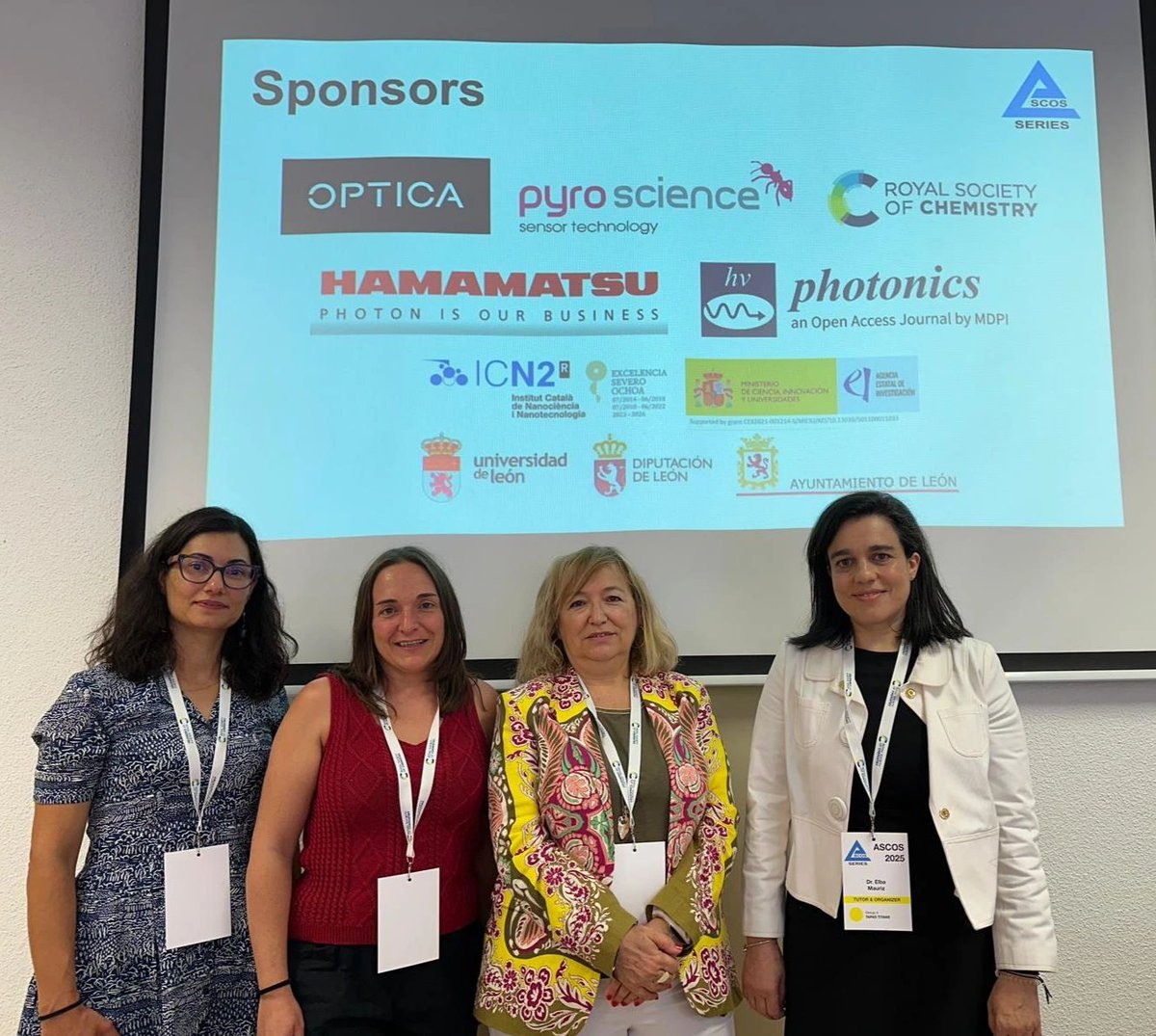 icn2nano's tweet image. 🗣️ We're at @ascos2025, aimed to promote discussions & #ResearcNetworking among both young & leading scientists in the optical chemical & biochemical #sensors field.
🤝 @Sla27para presented the event & Dr @maria_SoAz a tutorial on Silicon #Photonic Interferometric Sensors.