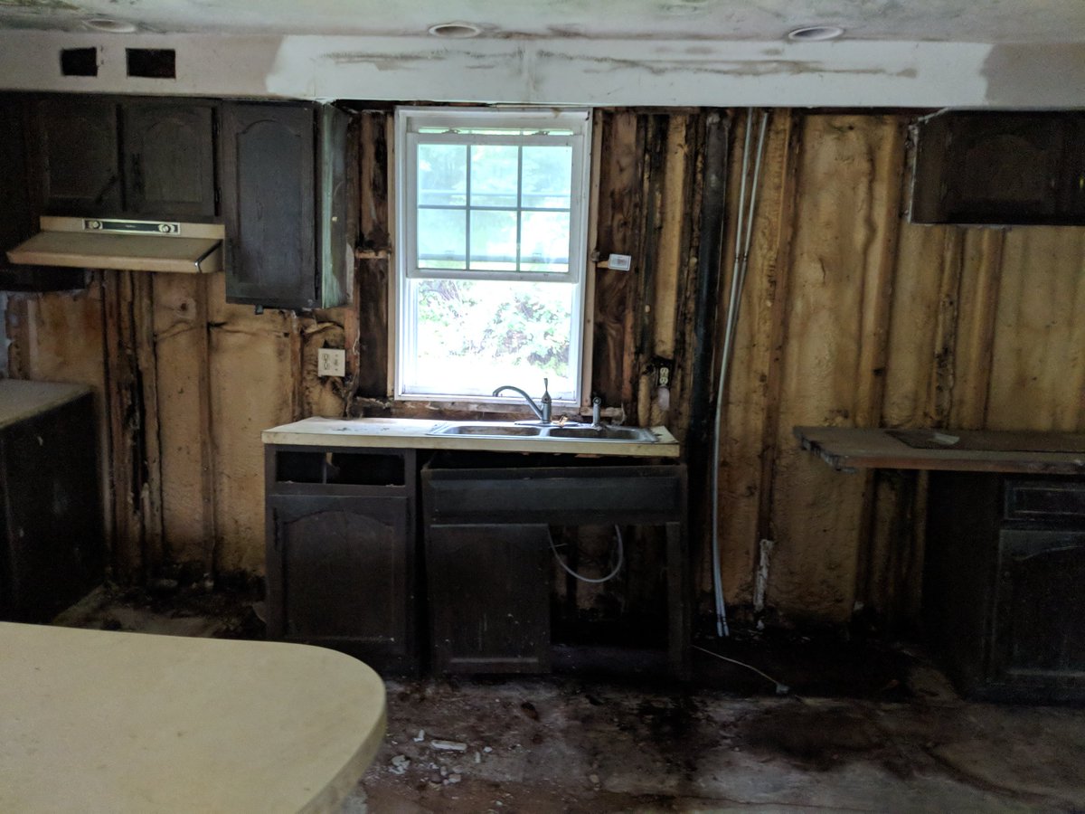 2GuysTake's tweet image. Foreclosure auction
Won of the worst kitchen I have seen in a while. There is a hole in the floor to the basement the size of a stove