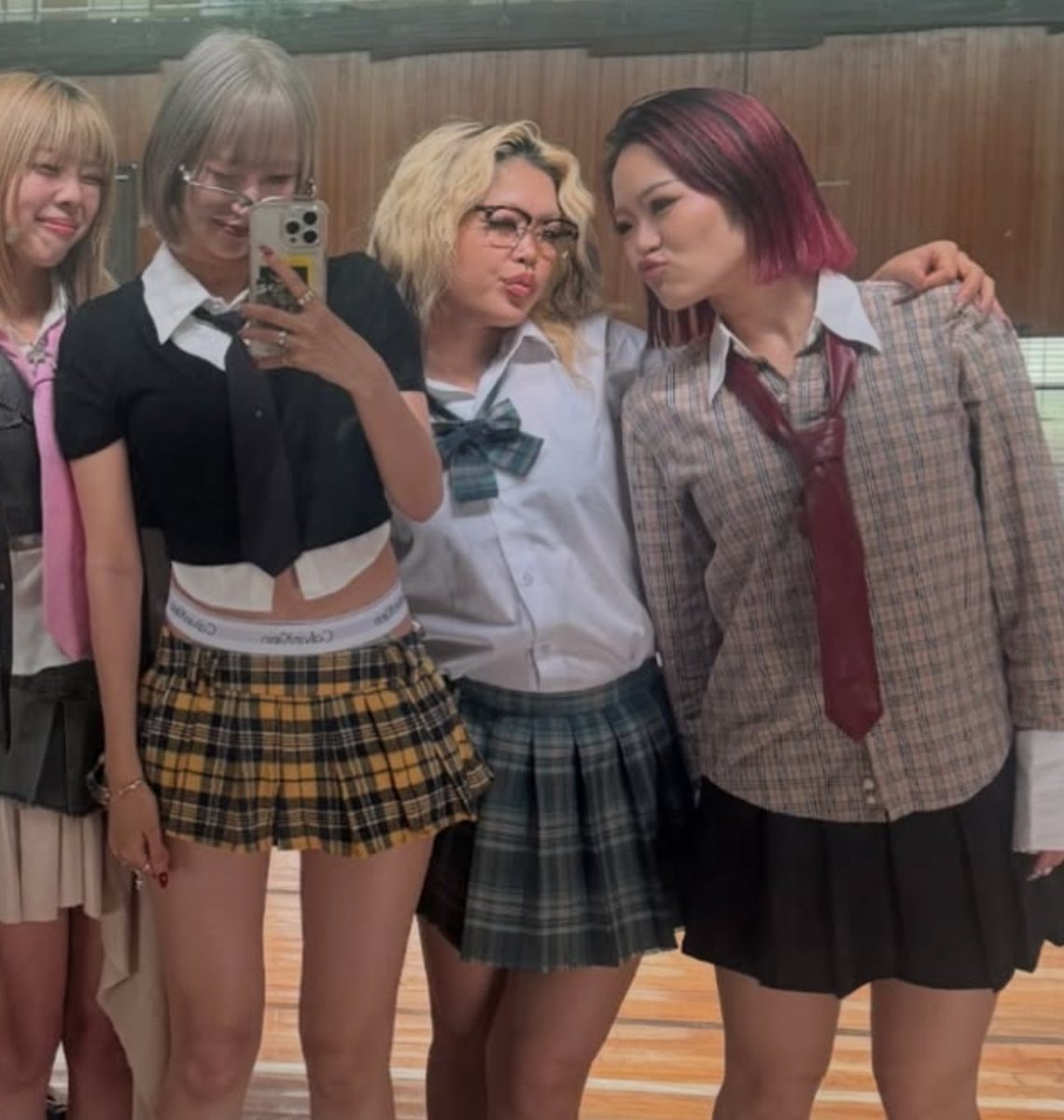 ppo11729's tweet image. 아 설마 본인교복..? 아니죠..? #하늘나라갈수도있어