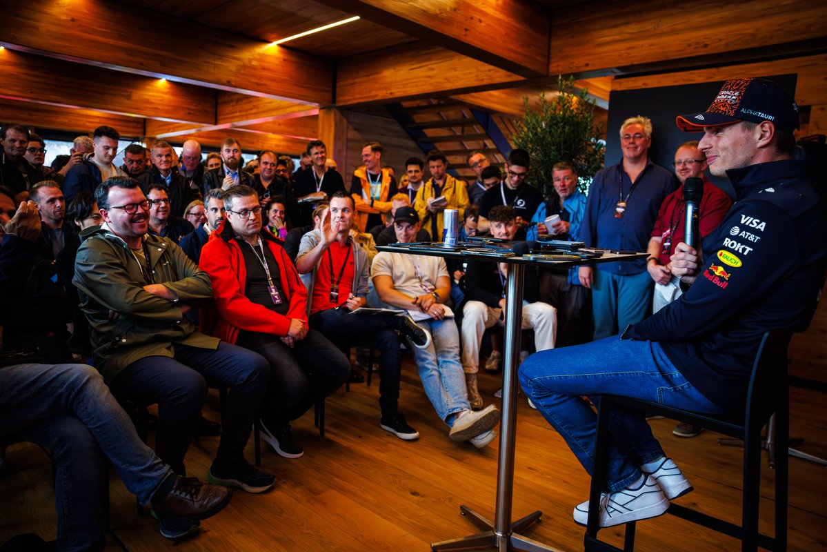 VerstappenCOM's tweet image. Busy media session earlier today 😅 Imagine trying to find your phone on that table 😂
#BelgianGP