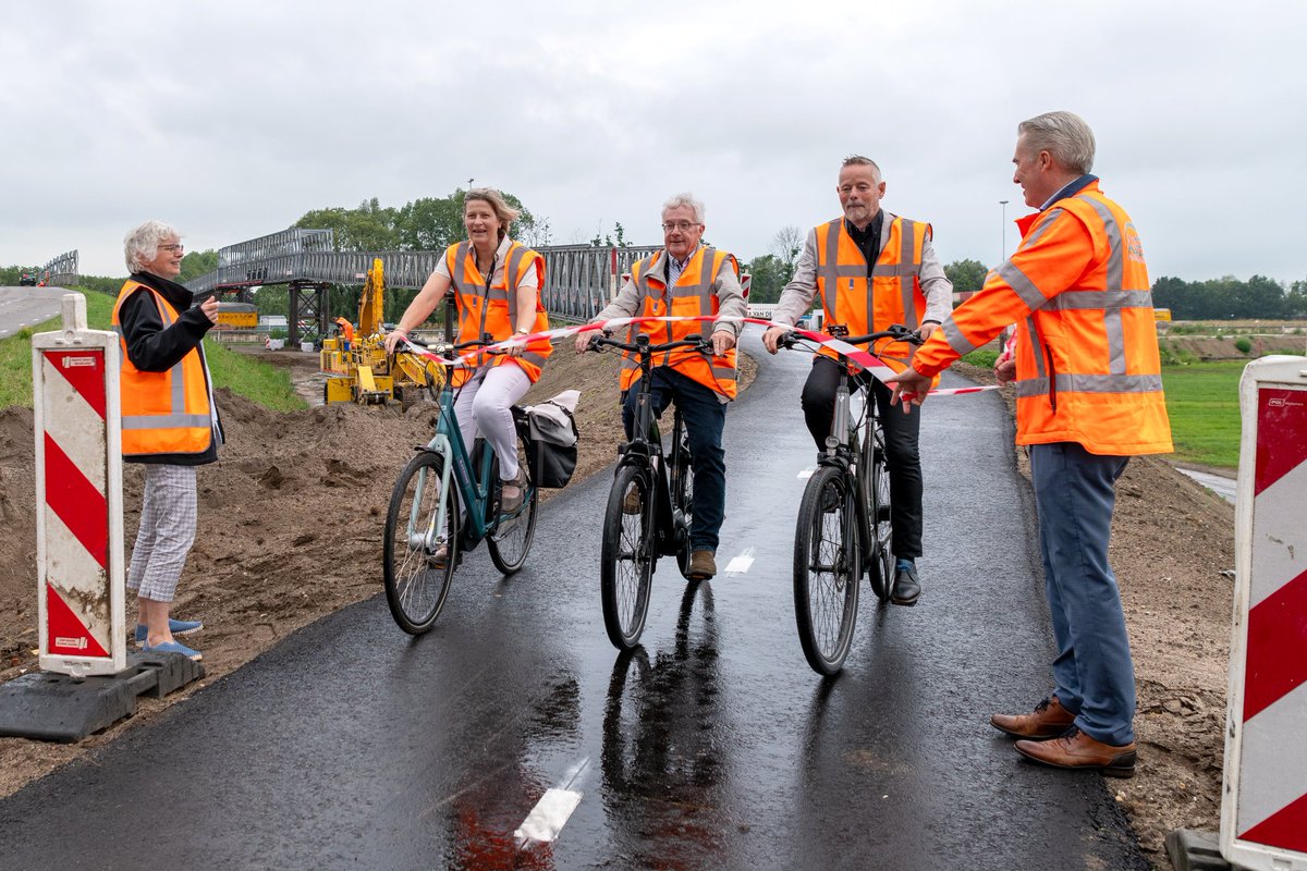 RWS_ZN's tweet image. Gisteren fietste de eerste fietsers over de tijdelijke fiets- & voetgangersbrug over de #A27! 🎉 Omdat het viaduct Groeneweg wordt afgesloten, is deze oplossing geplaatst zodat omwonenden toch veilig en snel kunnen oversteken. 🚶♀️🚲
📷: @re_touched
#A27HH #a27wordtbeter