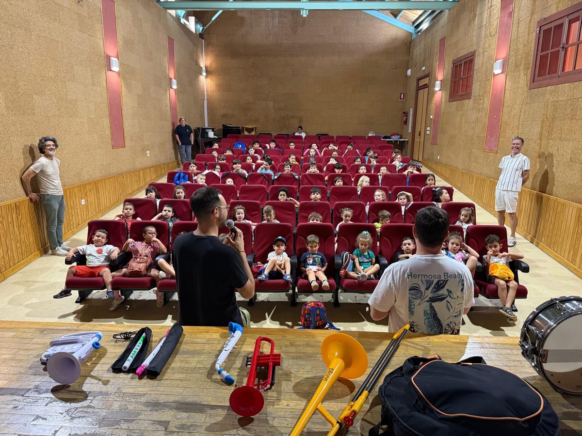 🎶 ¡Qué mañana más chula con los peques de los talleres de verano de la Universidad Popular del <a href="/aytoguadaira/">Alcalá de Guadaíra</a>!

😊 Nos lo hemos pasado genial enseñándoles nuestros instrumentos y contándoles lo vivido en #Paris

🥁 ¡Gracias por la energía y las ganas! Sois puro ritmo #SuenaAlcalá