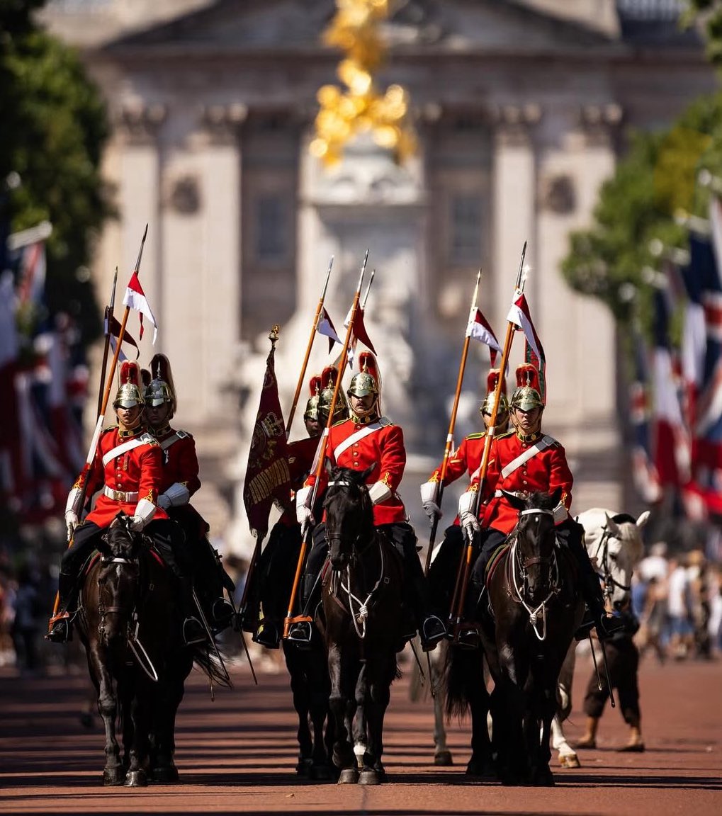 RoyalArmdCorps's tweet image. We were all so sad to say goodbye today to our new friends from the Canadian Army Lord Strathcona's Horse who have so ably done their duty as The King's Life Guard in London this month. The @HCav1660 is now back on duty at the official entrance to the Royal Palaces - Horse Guards