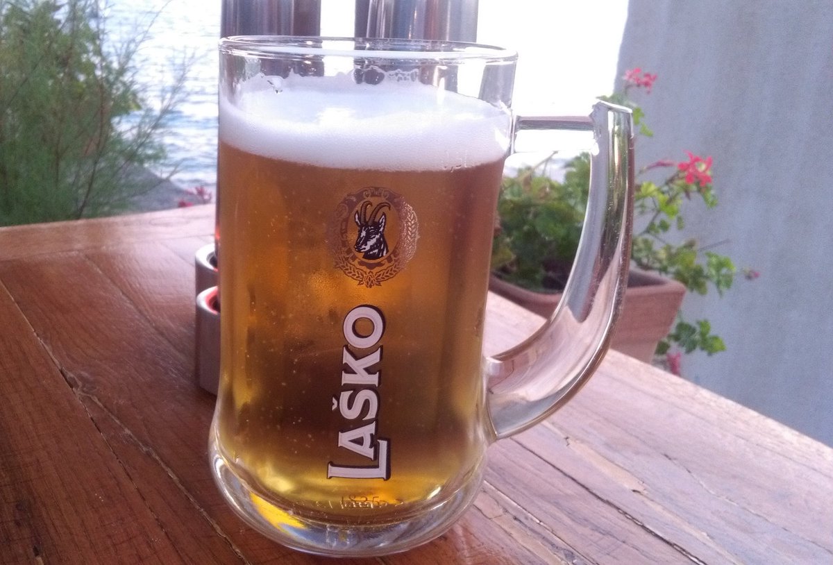 Vince_Evans1_'s tweet image. Cheers from Bol. Celebratory mood today. In Bol I opted for an apartment, rather than a hotel. Unimaginable joy when I discovered a washing line under the window. Apologies for graphic details, but fellow travellers will understand the elation clean pants and socks can bring 😂
