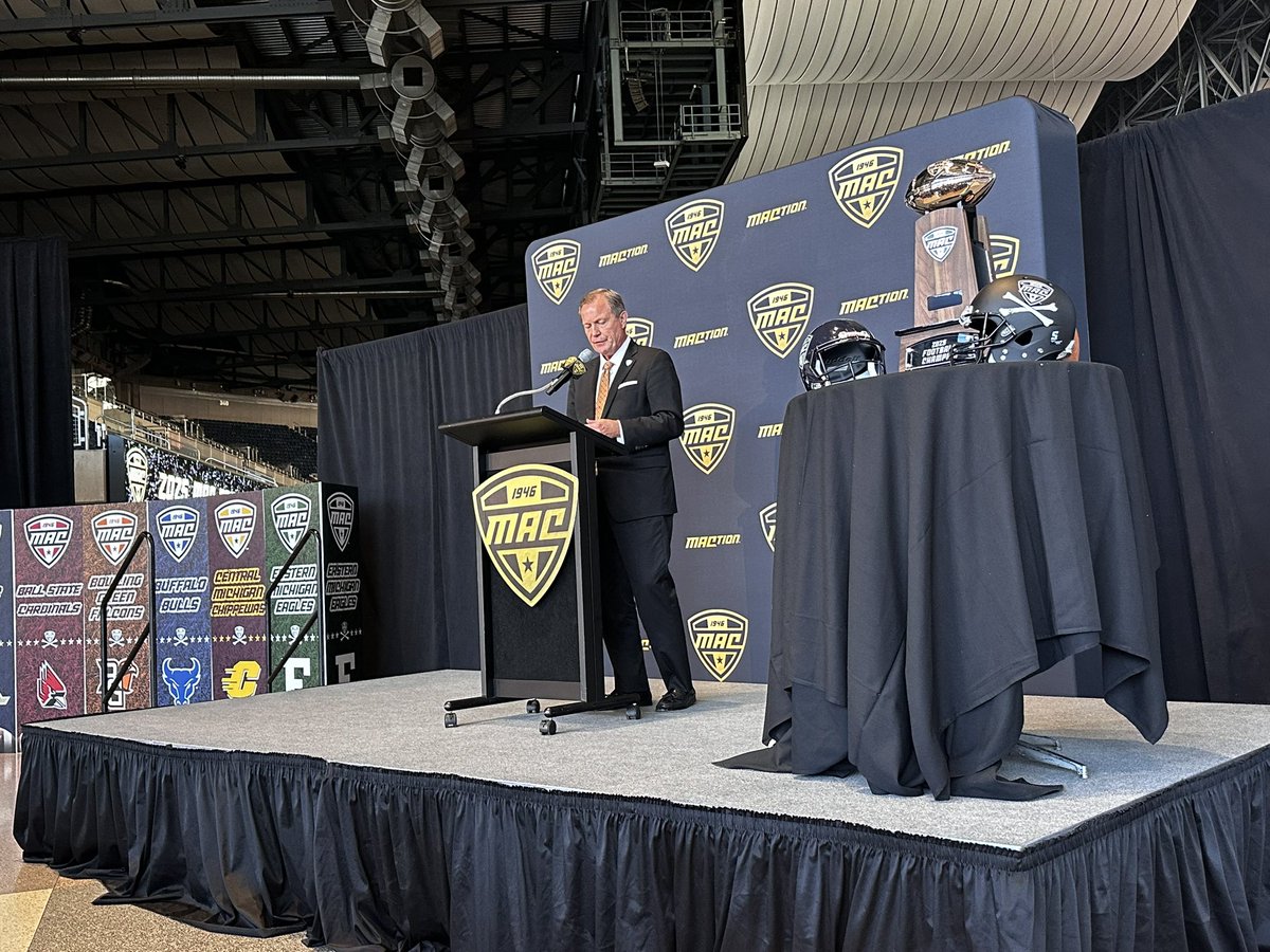 vandermerwe63's tweet image. Football season has started: @MACSports media day in Detroit! Time for the Falcons to take flight! @BGSU_Athletics @BG_Football @bgsu