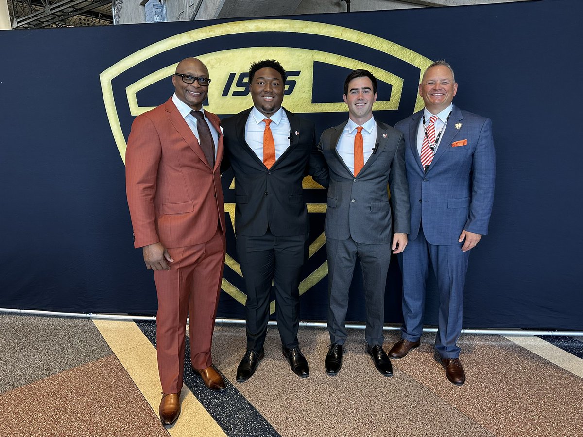 vandermerwe63's tweet image. Football season has started: @MACSports media day in Detroit! Time for the Falcons to take flight! @BGSU_Athletics @BG_Football @bgsu