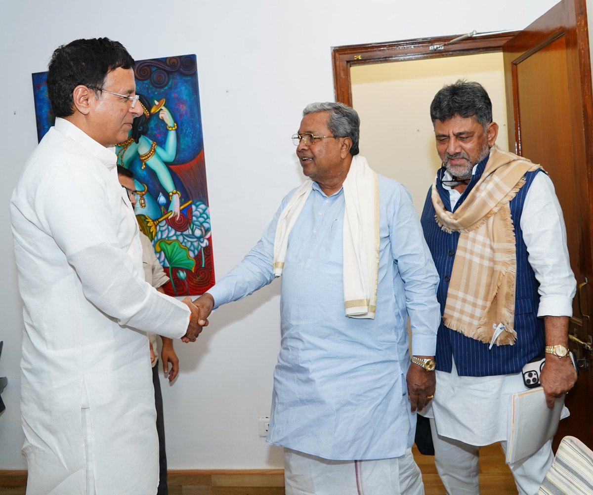 DKShivakumar's tweet image. Met AICC General Secretary, In-charge Karnataka, Shri @rssurjewala avaru along with CM Shri @siddaramaiah in New Delhi today. Spoke on various issues of national and regional importance as well as strategies to further strengthen the party.