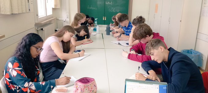 The first blogs about our German Pupil Courses 2025 are on our website! In Nürnberg, the group have been experiencing cultural traditions first hand, whilst the group in Erlangen have explored the city and started their Thematic Workshop.
 
Read here: ukgermanconnection.org/yp/get-involve…