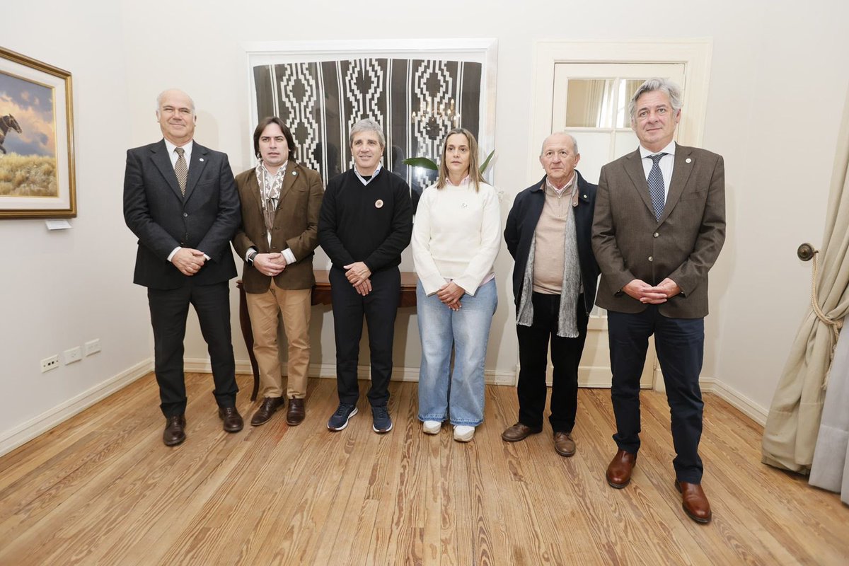 En una nueva instancia de diálogo, previo a lo que será la participación del Presidente de la Nación <a href="/JMilei/">Javier Milei</a> el próximo sábado en el Acto de Inauguración de la <a href="/exposicionrural/">Exposición Rural</a>, el Presidente <a href="/lucasmagnano/">Lucas Magnano</a> , junto al Secretario de la entidad <a href="/Mario_Raiteri/">Mario A. Raiteri</a> y los integrantes de la