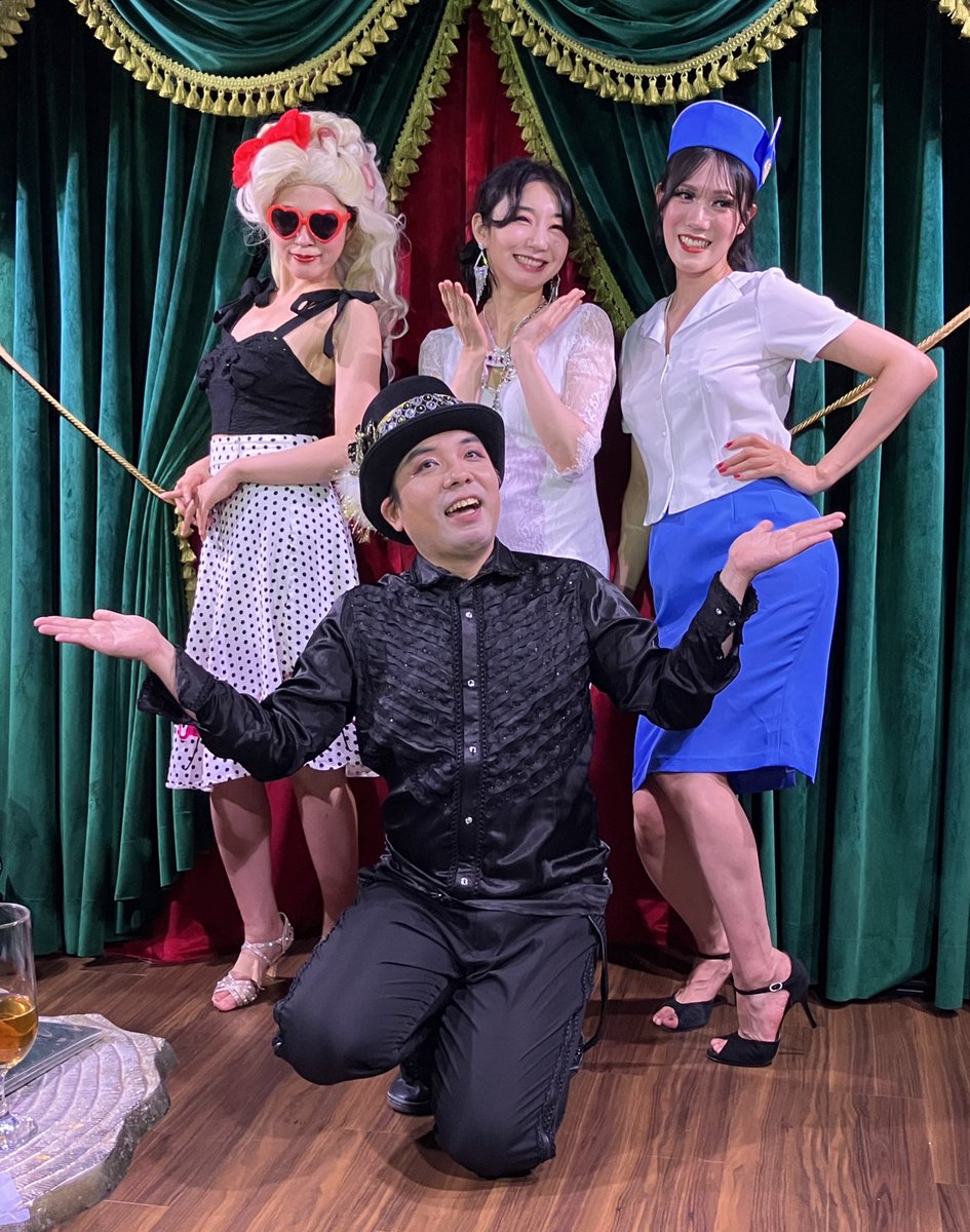 murakami_death's tweet image. FANTASTIC LOUNGEさん木曜日のSHOW CASEでした
リタさんの演目を観るのが2度目で前回がミカドのいちるイベントの日、あのロケット花火を飛ばした日です。
10年前だったらしく、そんなに時が経っていたのかと。。
店内満員御礼の大盛況でした!
@sergetter
@MashiRokka
@__ichiru__