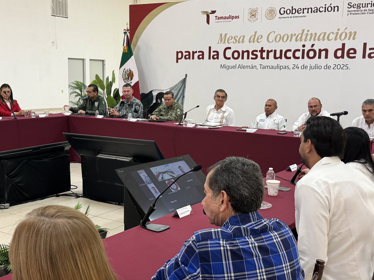 En Miguel Alemán, el gobernador <a href="/Dr_AVillarreal/">Américo Villarreal</a>, presidió la Mesa de Seguridad ante alcaldes de la frontera y Mesas Ciudadanas, donde destacó los logros y buenos resultados en la materia. También inicia la entrega de 330 patrullas y equipos para diferentes municipios.