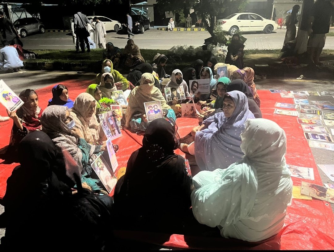 TaniaBaloch3's tweet image. یہ اقتدار کے خواہشمند لوگ جب انہیں اسٹیبلشمنٹ کی پشت پناہی حاصل نہیں ہو پاتی تو جھوٹی ہمدردی کا سہارا لے کر فوٹو سیشن کے لیے میدان میں اجاتے ہیں(ماضی میں مریم نواز کی طرح).علیمہ خان کا نادیہ بلوچ سے یہ سوال کہ کیا اپ اپنامسئلہ لے کر سرفراز بگٹی کے پاس گئی تھی نہایت ہی بچگانہ تھا.