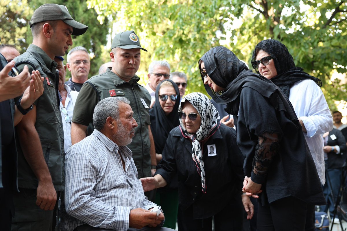 ayseunluce's tweet image. Yalnızca bir orman kahramanını değil, aynı zamanda eski bir yol arkadaşımızı kaybetmenin derin üzüntüsünü yaşıyoruz.
Seyitgazi ilçemizde meydana gelen orman yangınını söndürme çalışmalarında şehit olan kahraman orman işçisi hemşehrimiz Eyüp Dereli’yi sonsuzluğa uğurladık. 2020…