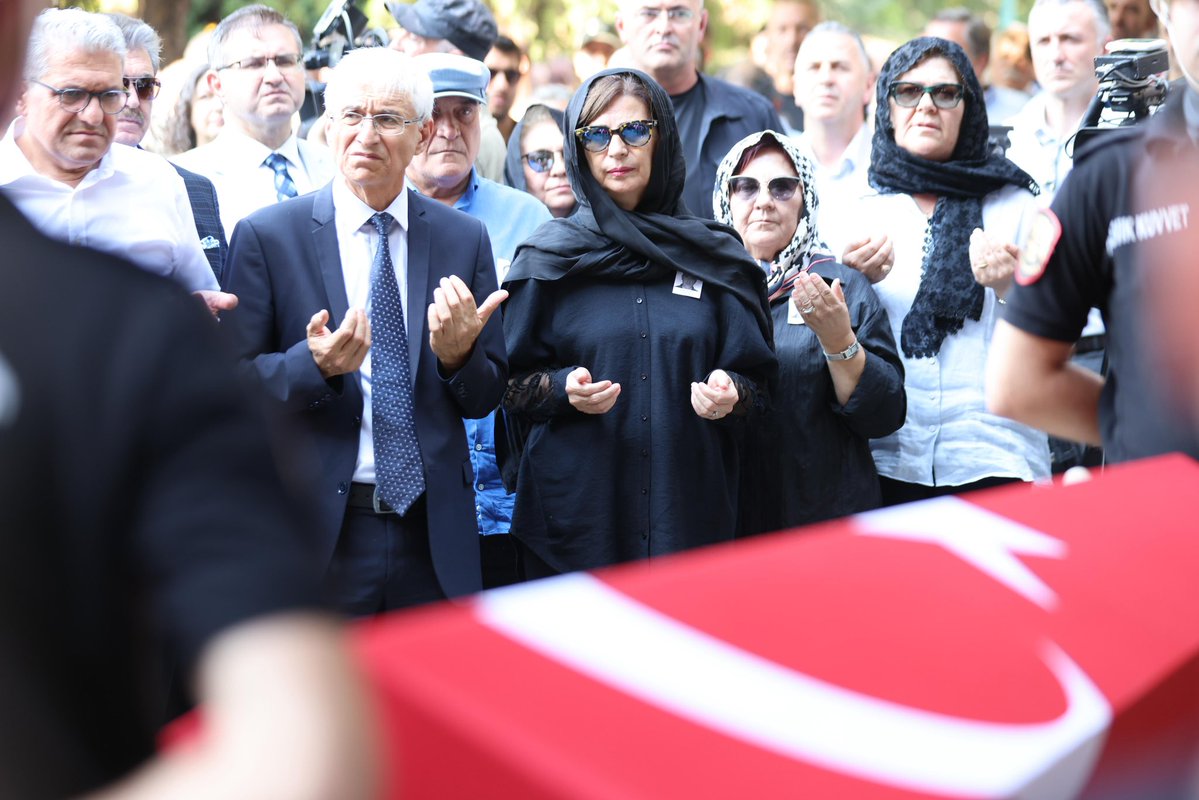 ayseunluce's tweet image. Yalnızca bir orman kahramanını değil, aynı zamanda eski bir yol arkadaşımızı kaybetmenin derin üzüntüsünü yaşıyoruz.
Seyitgazi ilçemizde meydana gelen orman yangınını söndürme çalışmalarında şehit olan kahraman orman işçisi hemşehrimiz Eyüp Dereli’yi sonsuzluğa uğurladık. 2020…