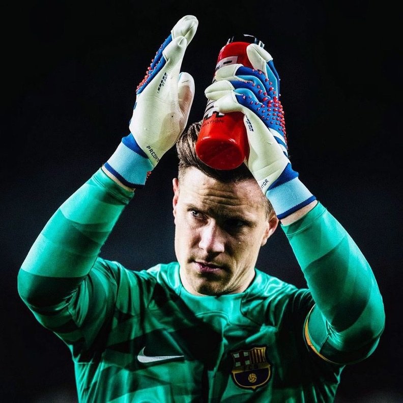 Transfery_'s tweet image. 🚨 🇩🇪 Marc-Andre ter Stegen ogłosił, że podda się operacji kręgosłupa!
To najpewniej oznacza, że bramkarz przynajmniej do stycznia zostaje w Dumie Katalonii 🔴🔵