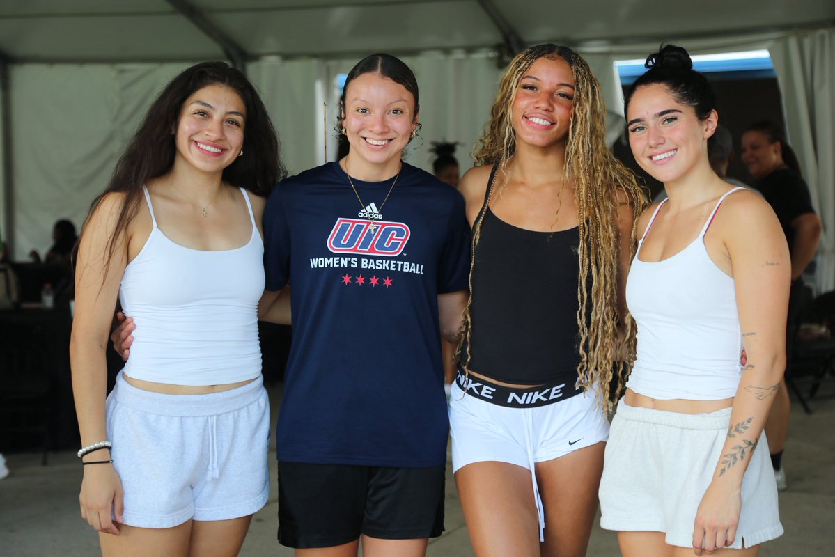 UIC_WBB's tweet image. Food, family, &amp;amp; fun 🌮🏐😎

We had so much fun at our Flames Family BBQ last night 🔥🔥🔥

#ChicagosCollegeTeam
