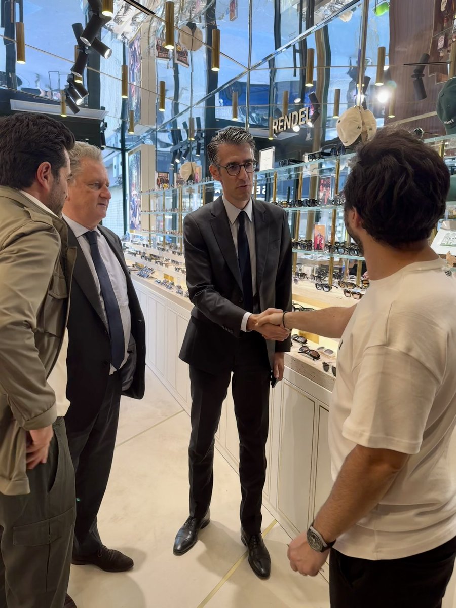 Mairie du XVIe (@mairiedu16) on Twitter photo 🤝 <a href="/Jeremy_Redler/">Jérémy Redler</a> accompagné de <a href="/bruliomar/">Bruno Lionel-Marie</a> et de l’association des commerçants avec Julien Tuil et Christine Horbette, est allé à la rencontre des commerçants de la rue de Passy et de la rue de l’Annonciation.
Échanges, écoute et proximité avec celles et ceux qui font vivre nos 🤝 <a href="/Jeremy_Redler/">Jérémy Redler</a> accompagné de <a href="/bruliomar/">Bruno Lionel-Marie</a> et de l’association des commerçants avec Julien Tuil et Christine Horbette, est allé à la rencontre des commerçants de la rue de Passy et de la rue de l’Annonciation.
Échanges, écoute et proximité avec celles et ceux qui font vivre nos