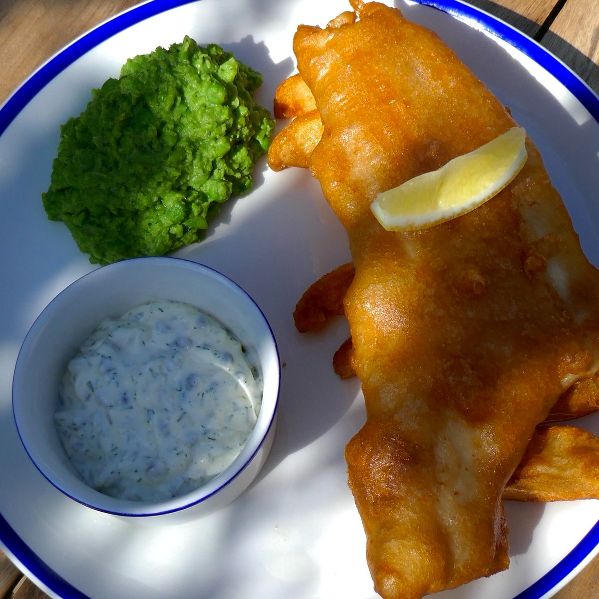 Elite_Bistros's tweet image. Our fish & chips is on the 2 for £20 offer weekdays before 6pm at the pub @TheWhiteHorsePu
(yes the chips are there before you start)