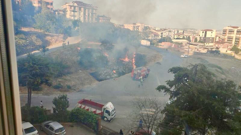 Çınardere Mahallesi’nde yangın var!

Geçtiğimiz dakikalarda, 450 Konutlar Caddesi ile İstanbul Caddesi kesişimindeki otluk alanda, henüz belirlenemeyen bir nedenle yangın çıktı.

Olay yerine gelen itfaiye ekipleri yangını söndürmeye çalışıyor.