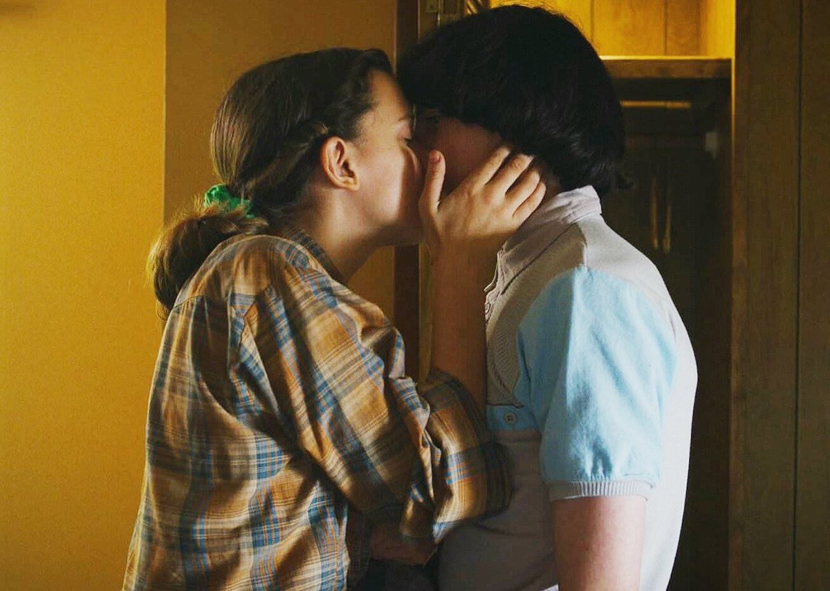 eIsbangs's tweet image. i'll never hate this mileven if you've never seen someone keep their eyes open in shock during a kiss u didnt watch enough shows & movies