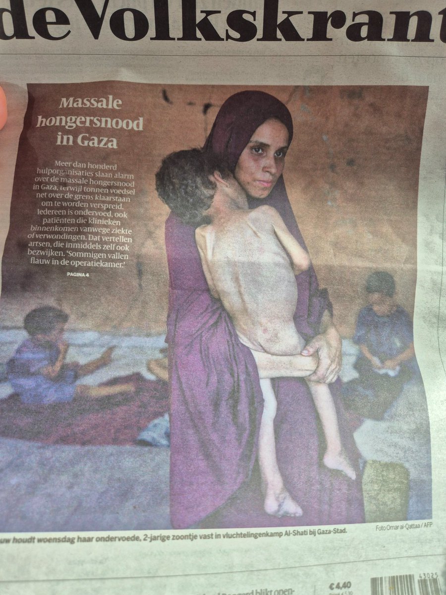 Christo63100802's tweet image. Met alle berichten over hongersnood in Gaza dacht ik me wat in te lezen.
Op de voorpagina van @volkskrant staat deze foto met de titel "Massale hongersnood in Gaza".
Mag ik het echter wel vreemd vinden dat enkel het kind in de armen van de vrouw zo mager is maar de 2 kinderen op…