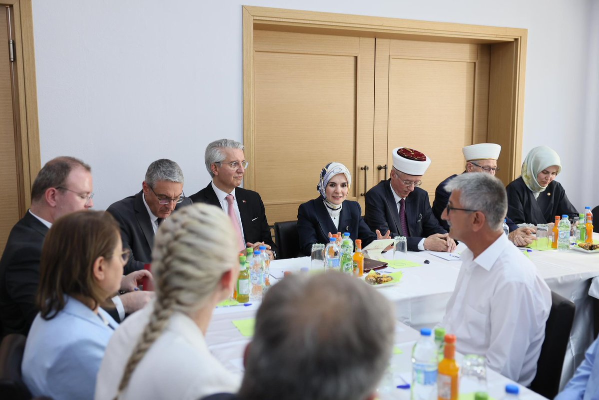 tcailesosyal's tweet image. 📍Gümülcine
Bakanımız Sn. Mahinur Özdemir Göktaş, Batı Trakya Türk Azınlığı Danışma Kurulu Başkanı ve İskeçe Seçilmiş Müftüsü Sn. Mustafa Trampa ve Kurul üyeleriyle bir araya geldi.