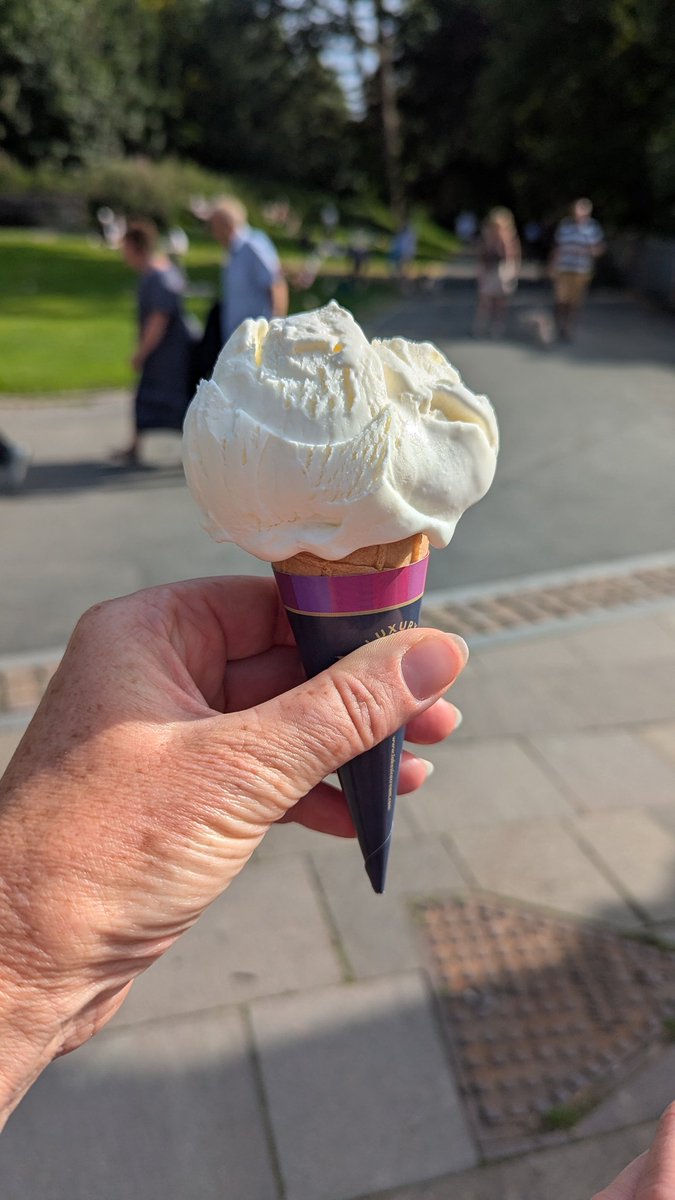 NotBadForHerAge's tweet image. It's definitely ice cream weather here in sunny #Keswick ๐๐ #icecream
