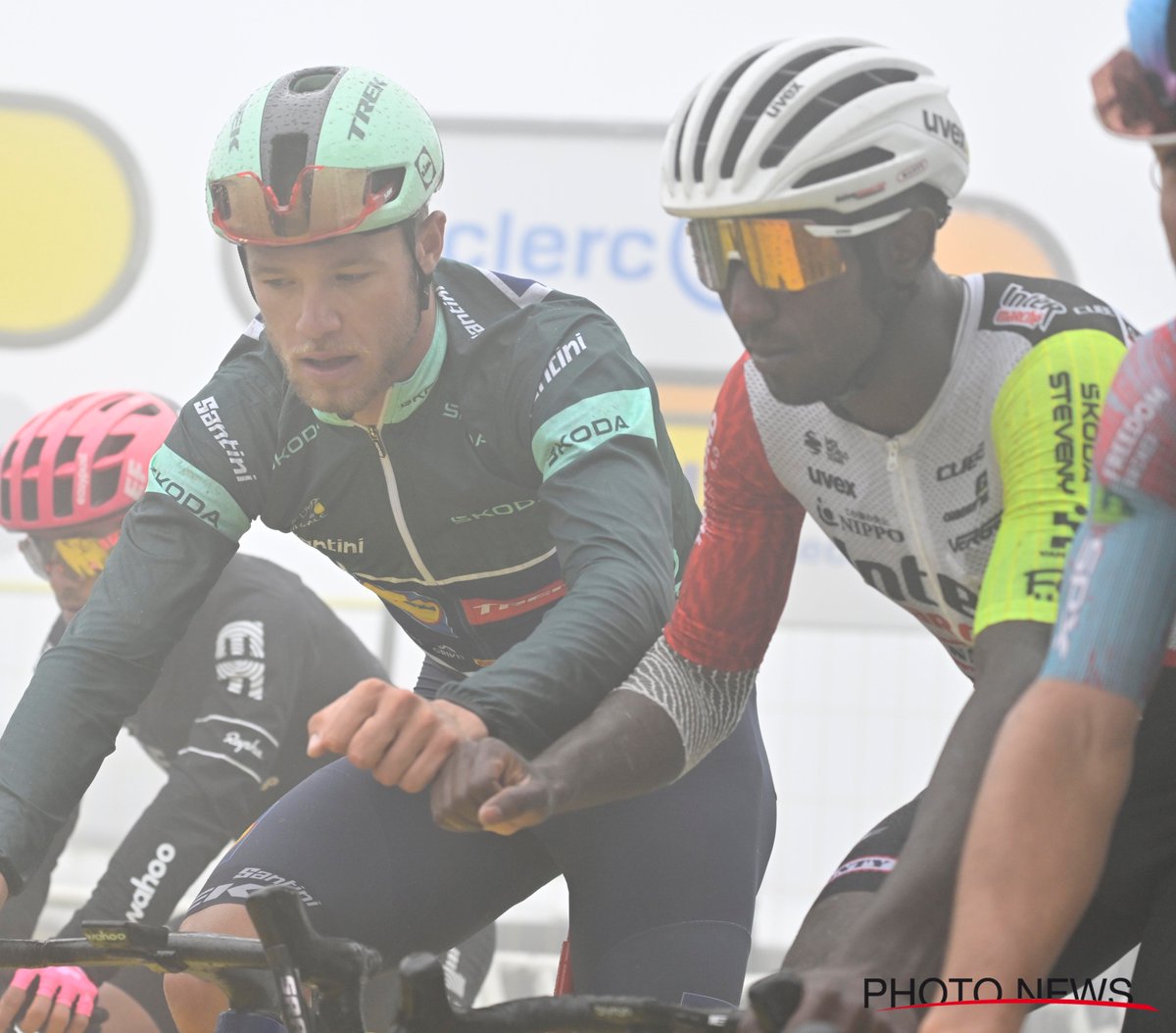 IntermarcheW's tweet image. RESPECT 🤜🤛
Biniam Girmay and the team finished Tour de France stage 18 within time limit after almost 6 hours of racing.