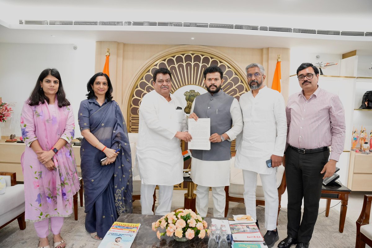 MBPatil's tweet image. ಕೇಂದ್ರ ನಾಗರಿಕ ವಿಮಾನಯಾನ ಸಚಿವರಾದ ಶ್ರೀ ಕೆ.ರಾಮಮೋಹನ್ ನಾಯ್ಡು ಅವರನ್ನು ನವದೆಹಲಿಯಲ್ಲಿ ಭೇಟಿಯಾಗಿ ಮಾತು ಕತೆ ನಡೆಸಿದೆ.
▶️ಹುಬ್ಬಳ್ಳಿ, ಬೆಳಗಾವಿ ಏರ್ಪೋರ್ಟ್ ಅಂತರರಾಷ್ಟ್ರೀಯ ನಿಲ್ದಾಣಕ್ಕೆ ಮನವಿ
▶️ಬೆಂಗಳೂರು 2ನೇ ಏರ್ಪೋರ್ಟ್ ಸ್ಥಳ ಆಖೈರು,
▶️ವಿಜಯಪುರ ಏರ್ಪೋರ್ಟ್ ಕಾರ್ಯಾರಂಭಕ್ಕೆ ಕೋರಿಕೆ
▶️ಕರ್ನಾಟಕವನ್ನು ಪಾಲುದಾರ…