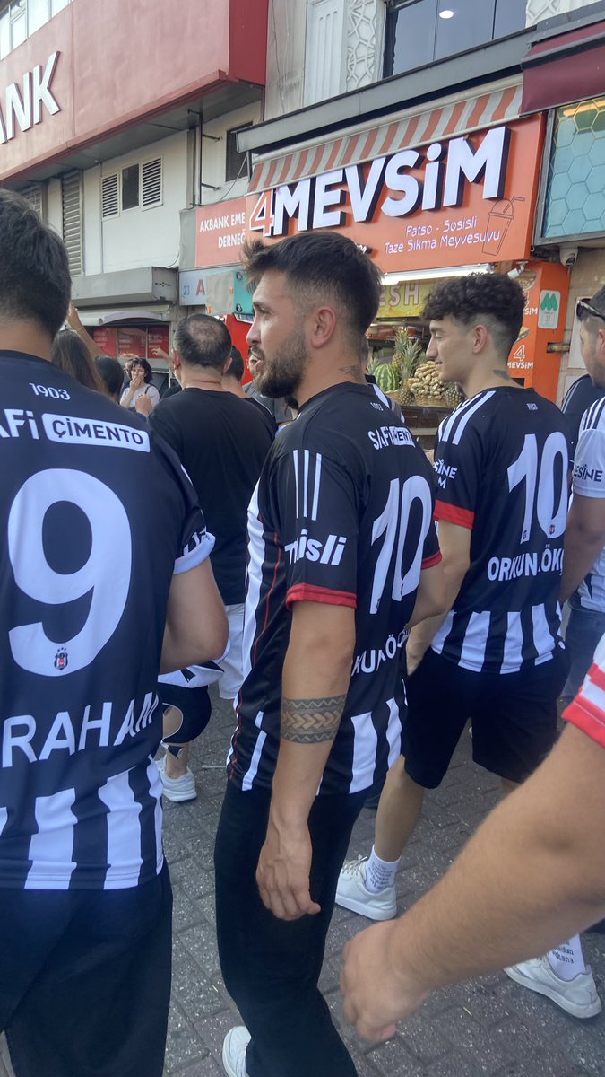 Beşiktaş- S. Donetsk maçına doğru… Herkesin üstünde Orkun Kökçü ve Abraham forması var.