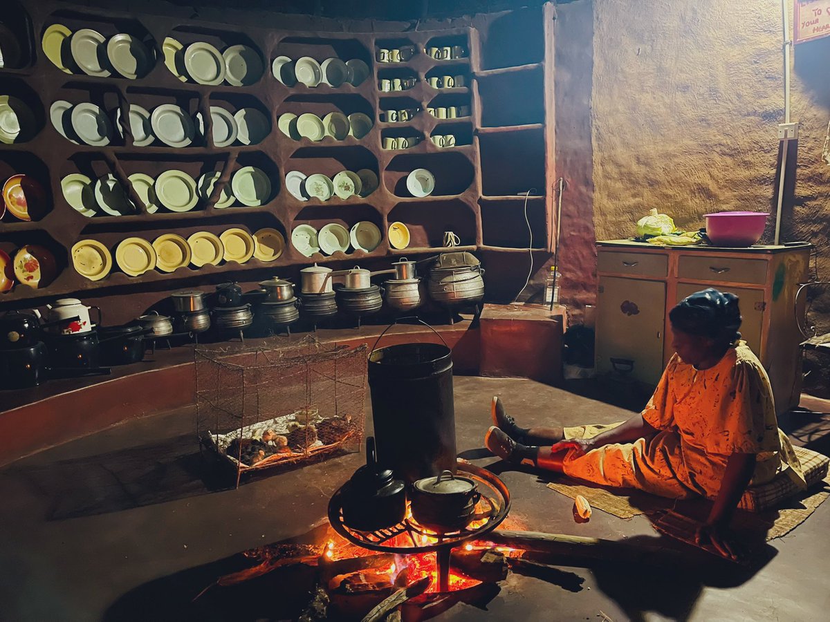 Vie_matongo's tweet image. Tichibika tichigocha chibage. Nothing beats food cooked on open fire with a 3 legged pot/bhodho.