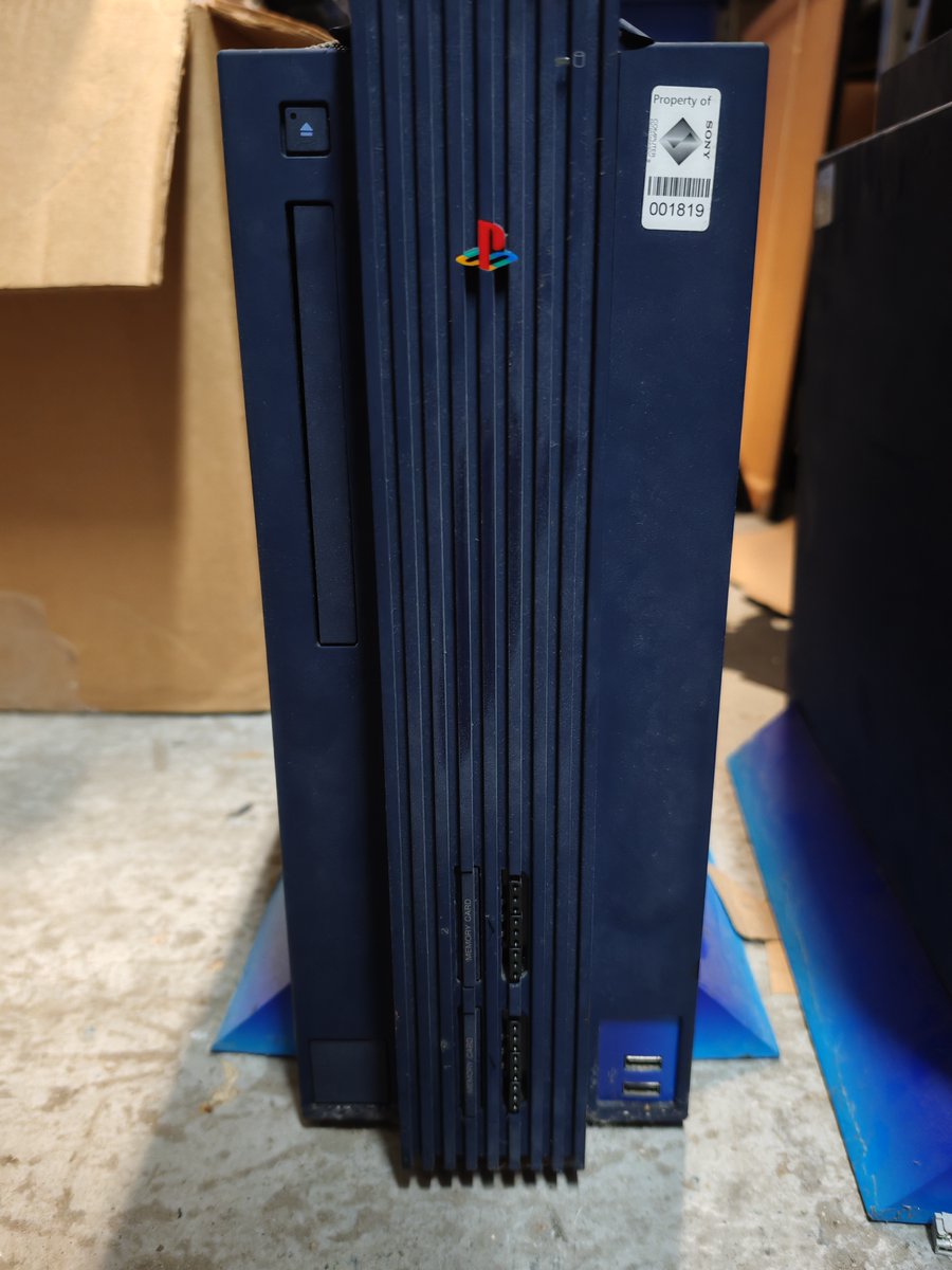 SomeCronzaGuy's tweet image. We all know the legendary aesthetic of the PS2, but did you know there was a 'Tool' dev kit variant that is the size of a PC? 👀
A fun discovery at work by a good friend of the team. I didn't even know this variant existed, let alone in Blue!